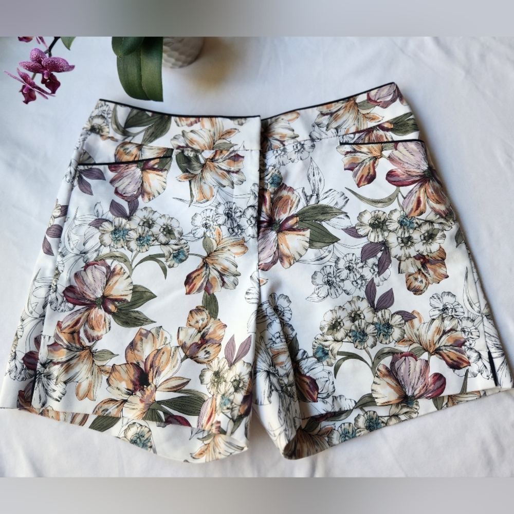 White House Black Market Coastal Stretch Floral "The 5" Short" (2)